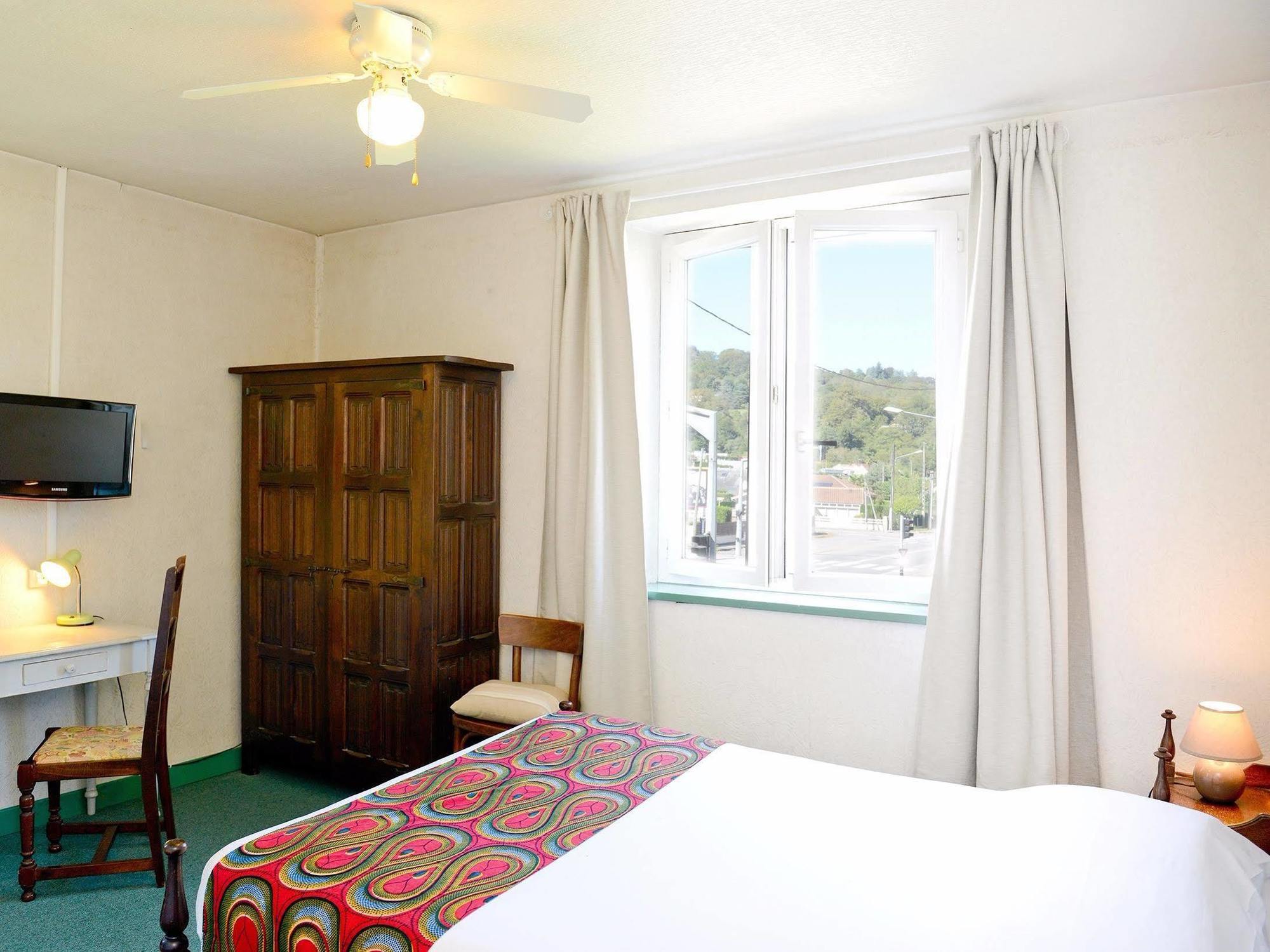 Logis Hostellerie Du Neez Gan Zewnętrze zdjęcie
