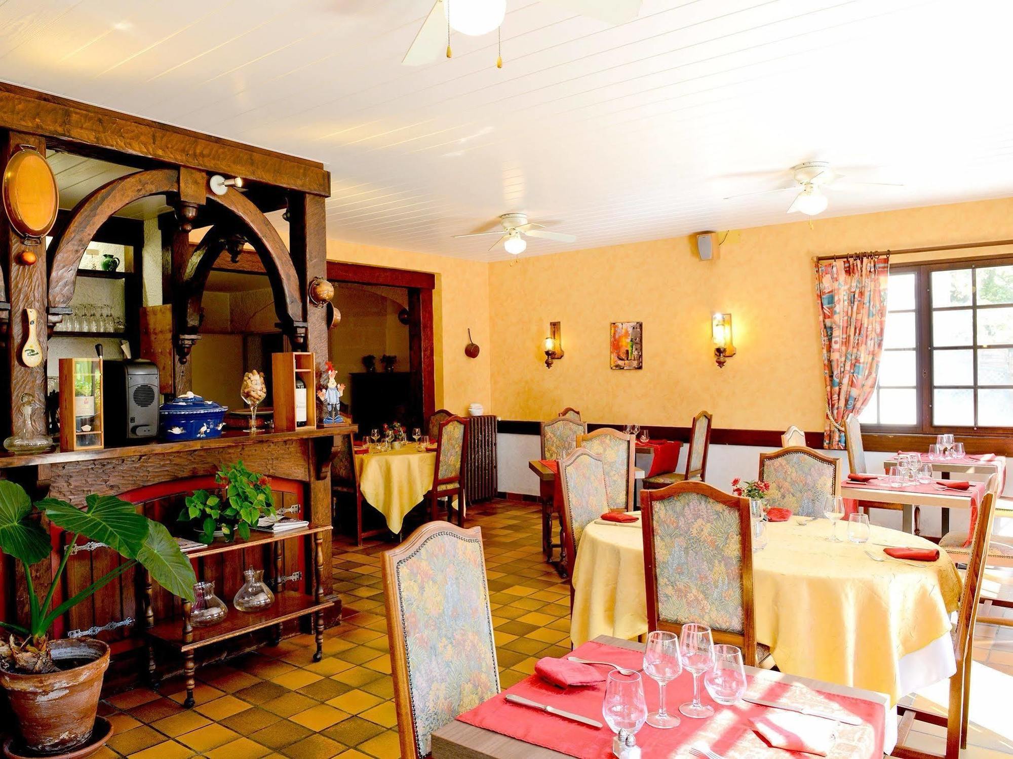 Logis Hostellerie Du Neez Gan Zewnętrze zdjęcie